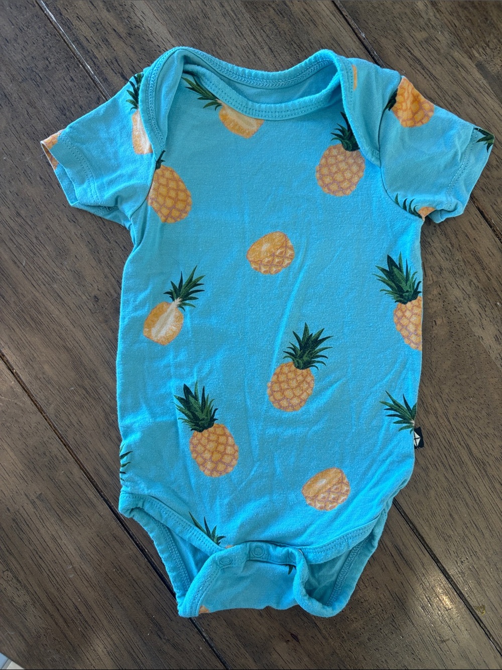 Kyte BABY Bamboo Pineapple Print One-Piece Bodysuit. Unisex. Size 0-3 mos. EUC.